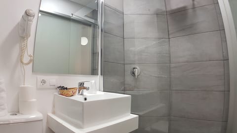 Economy Double Room | Bathroom | Shower, free toiletries, hair dryer, towels