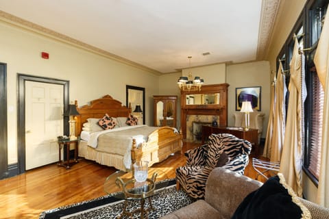 Premium Room, 1 King Bed, Park View (Mr. Boggs Suite) | Premium bedding, free WiFi, bed sheets