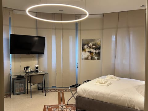 Comfort Studio Suite, 1 King Bed, City View | In-room safe, desk, free WiFi