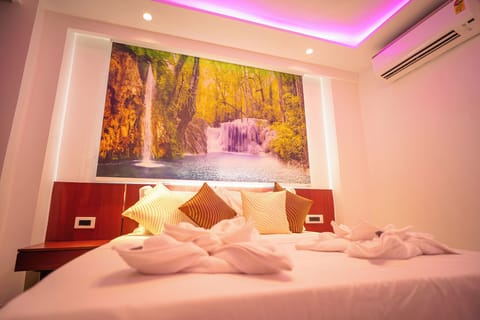 Standard Double Room, 1 Queen Bed | In-room safe, desk, laptop workspace, blackout drapes