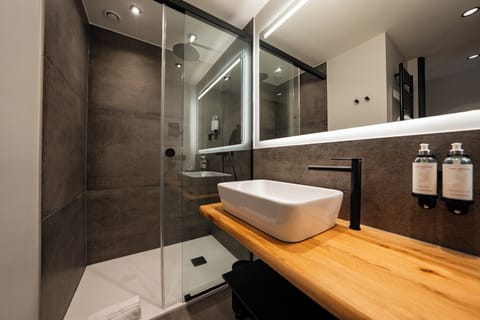 Family Duplex, 2 Bedrooms | Bathroom | Hair dryer, towels, soap, shampoo