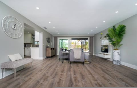 House | 4 bedrooms, desk