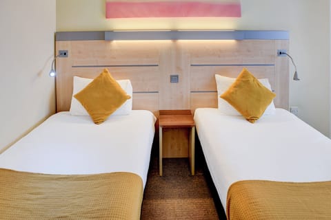 Standard Twin Room, 2 Twin Beds | Desk, laptop workspace, iron/ironing board, bed sheets