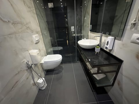 Deluxe Double Room, 1 Bedroom | Bathroom