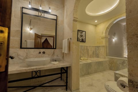 Romance Suite | Bathroom | Separate tub and shower, hair dryer, bathrobes, slippers