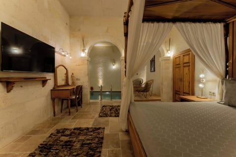 Romance Suite | Minibar, in-room safe, individually decorated, individually furnished