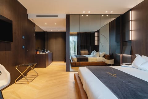 Luxury Suite, Pool View | 1 bedroom, minibar, in-room safe, desk