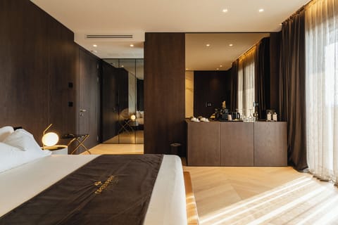 Deluxe Suite | 1 bedroom, minibar, in-room safe, desk