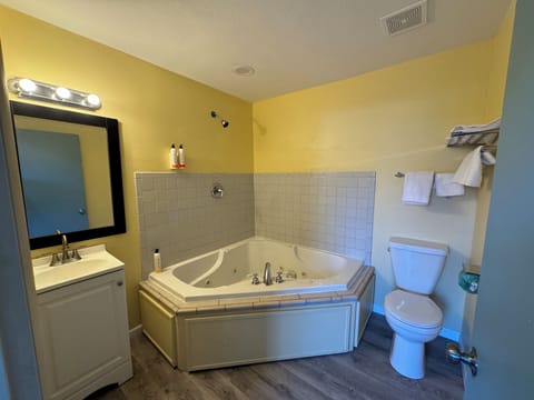 Comfort Single Room | Bathroom | Soap, shampoo, toilet paper