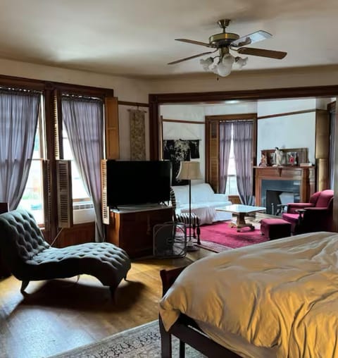 Superior Suite, 1 King Bed, City View | Blackout drapes, iron/ironing board, free WiFi