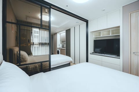 Deluxe Family Twin (including lunch for 2) | Soundproofing, iron/ironing board, free WiFi, wheelchair access