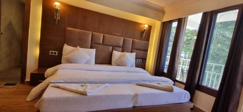 Deluxe Single Room | Laptop workspace