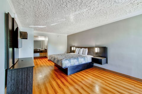 Standard Room, 1 King Bed, Non Smoking | Desk, laptop workspace, WiFi, bed sheets