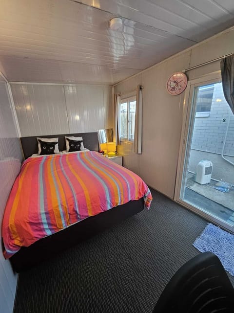 Comfort Cabin | Desk, laptop workspace, free WiFi