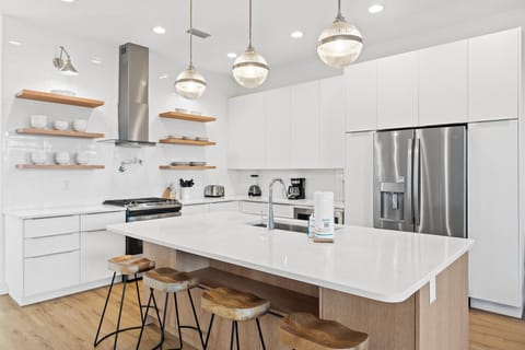 Deluxe Townhome, Partial Ocean View | Private kitchen