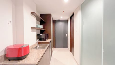 Deluxe Studio | Private kitchen | Fridge, microwave, rice cooker