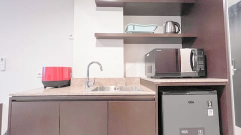Deluxe Studio | Private kitchen | Fridge, microwave, rice cooker