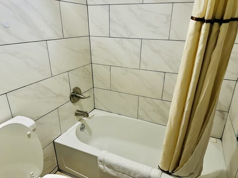 Combined shower/tub, deep soaking tub, towels