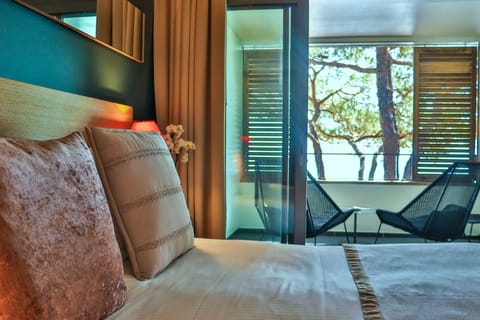 Chambre Premium vue mer panoramique | Minibar, in-room safe, desk, iron/ironing board