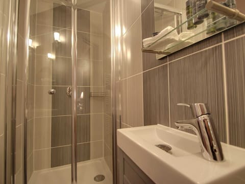 Standard Single with Shower | Bathroom | Hair dryer, towels, soap, shampoo