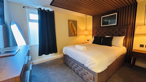 Standard King | Premium bedding, memory foam beds, in-room safe, laptop workspace