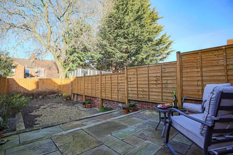 House | 2 bedrooms, desk