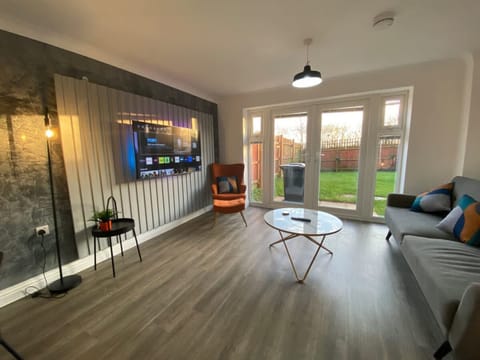 House | 3 bedrooms, desk