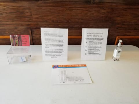 Combined shower/tub, towels