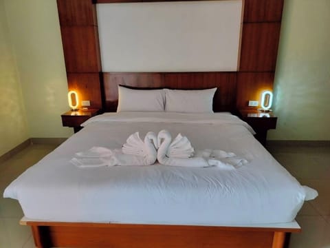 Deluxe Room, 1 King Bed, Balcony | Free WiFi, bed sheets