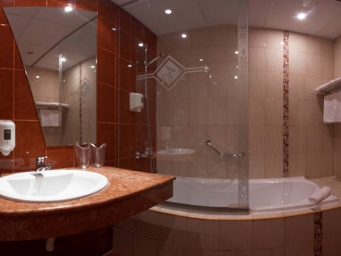 Free toiletries, hair dryer, bathrobes, towels