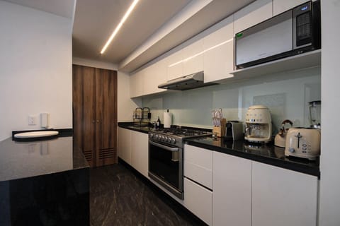 Full-size fridge, microwave, oven, stovetop