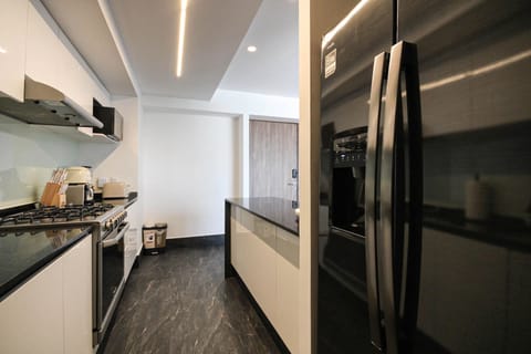 Full-size fridge, microwave, oven, stovetop