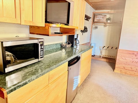 Traditional Room | Private kitchenette | Mini-fridge, microwave, coffee/tea maker, paper towels