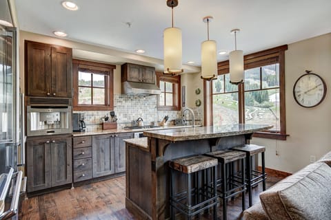 Condo, 4 Bedrooms | Private kitchen | Coffee/tea maker, fridge, oven, toaster