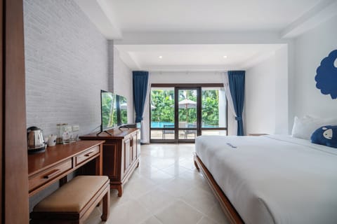 Desk, laptop workspace, free WiFi