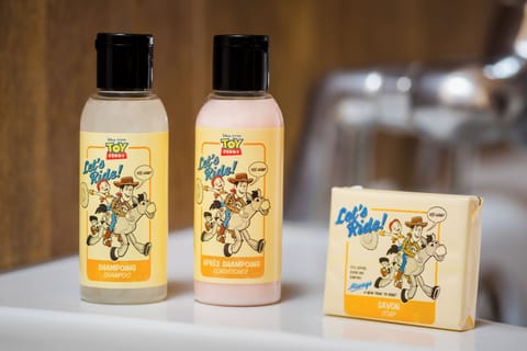 Combined shower/tub, free toiletries, hair dryer, towels