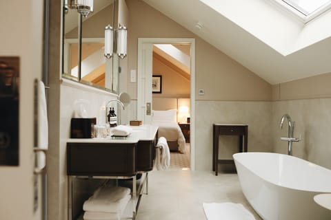 Grand Suite | Bathroom | Hair dryer, bathrobes, slippers, towels