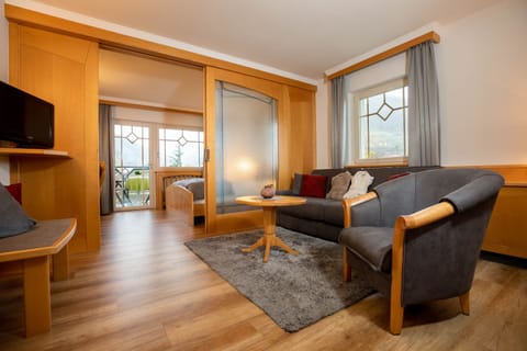 Junior Suite (Rotund) | In-room safe, desk, free WiFi, bed sheets