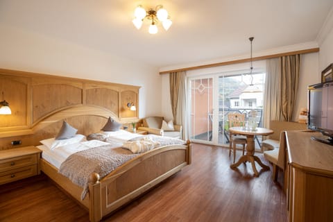 Junior Suite (Sesvenna) | In-room safe, desk, free WiFi, bed sheets