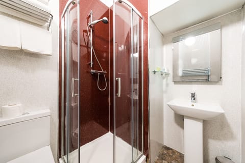 Double Room with a four-poster bed | Bathroom | Free toiletries, hair dryer, towels
