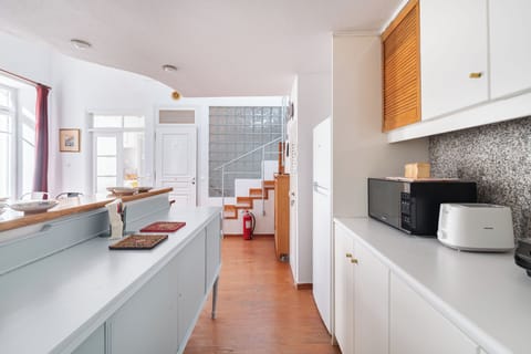 5 bedrooms, desk, soundproofing, iron/ironing board