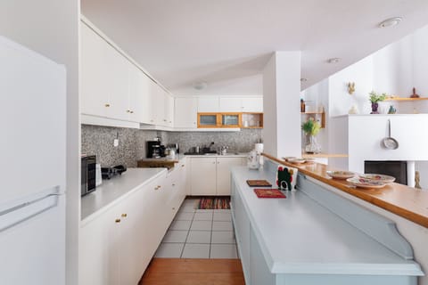 Full-size fridge, microwave, oven, dishwasher