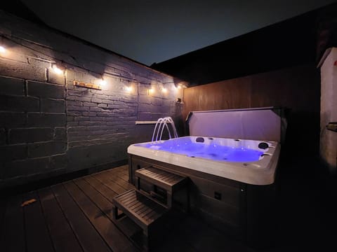 Apartment | Outdoor spa tub