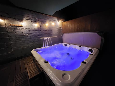 Apartment | Outdoor spa tub