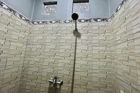 Family Room | Bathroom | Shower, rainfall showerhead, free toiletries, bidet