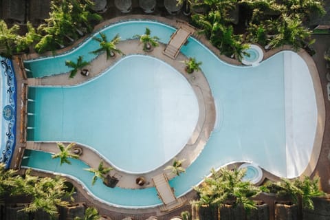 2 outdoor pools