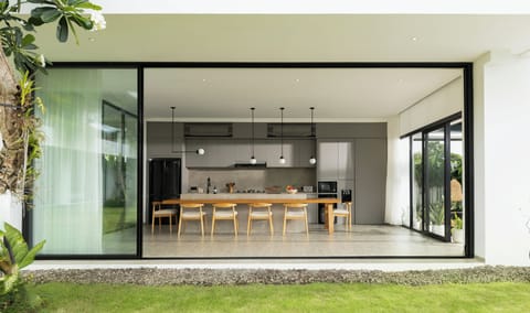 Family Villa, 6 Bedrooms, Pool View | In-room dining