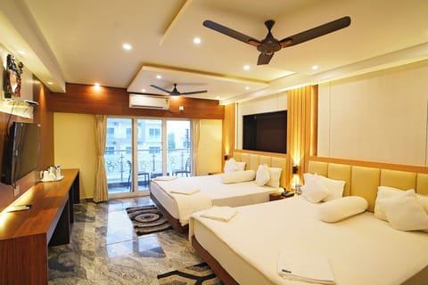 Luxury Studio Suite | Desk, laptop workspace, blackout drapes, free WiFi