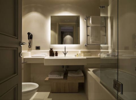 Combined shower/tub, rainfall showerhead, designer toiletries