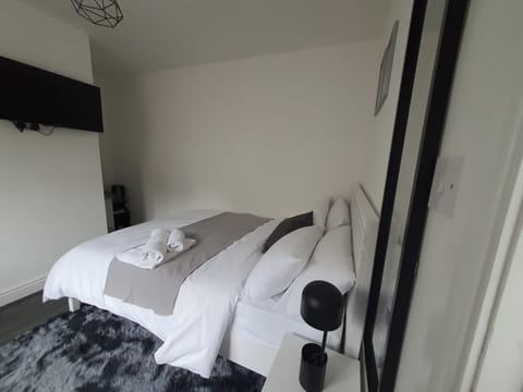 House | 1 bedroom, iron/ironing board, free WiFi, bed sheets